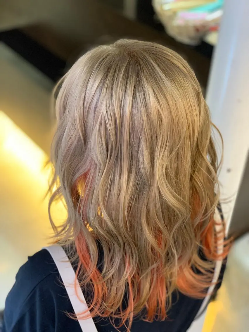 セミロング カラー アッシュ インナーカラー ミルクティーアッシュ オレンジ ヘアカラー トリートメント ✂️大門 巧✂️ LAFF心斎橋店のヘアスタイル