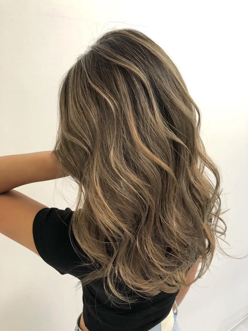 セミロング カラー バレイヤージュ レイヤーカット biscohair 髪にドラマを。のヘアスタイル