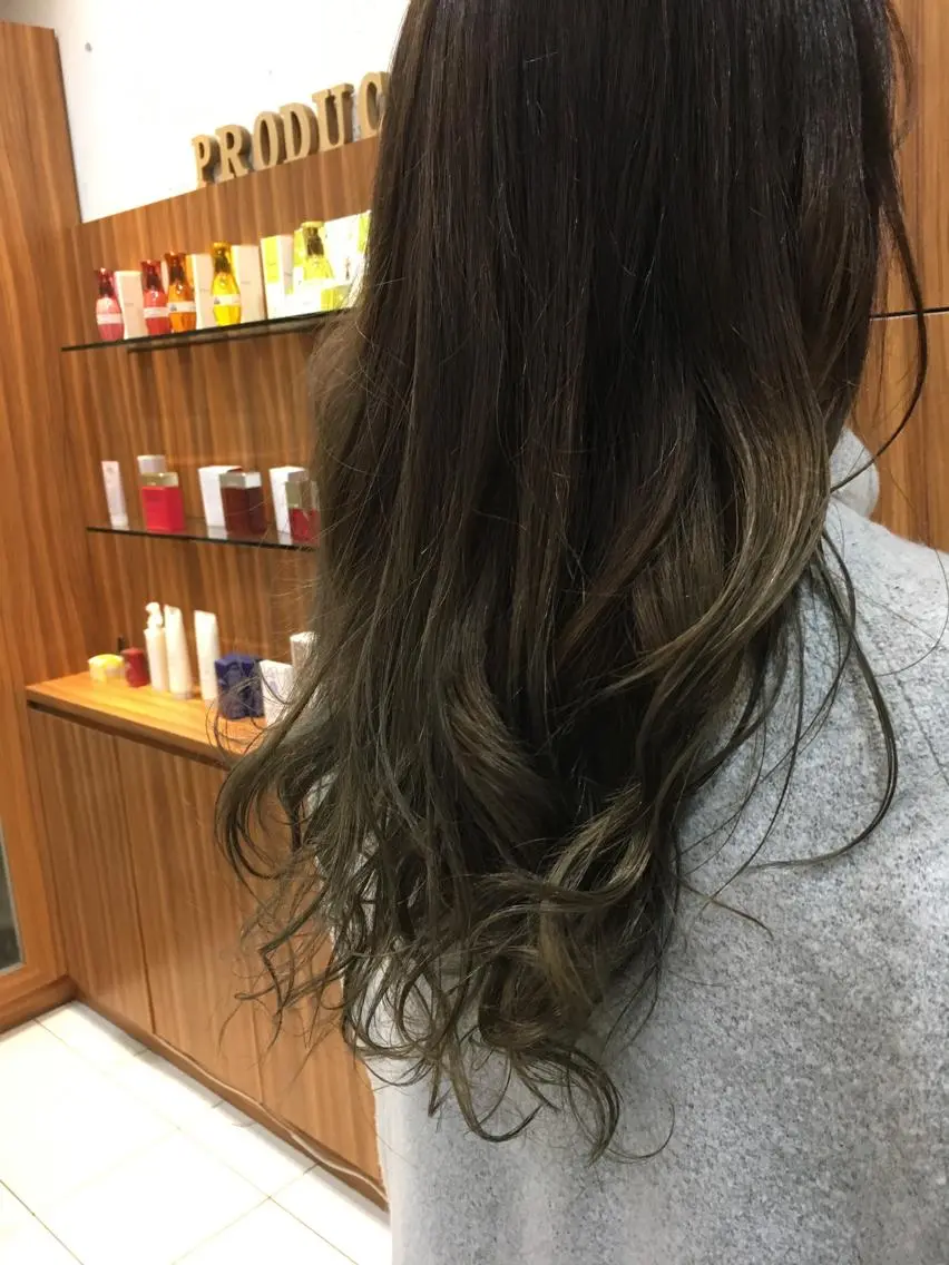 ミディアム カラー カット ヘアカラー トリートメント 白髪ぼかしハイライト 柳川拓哉のヘアスタイル