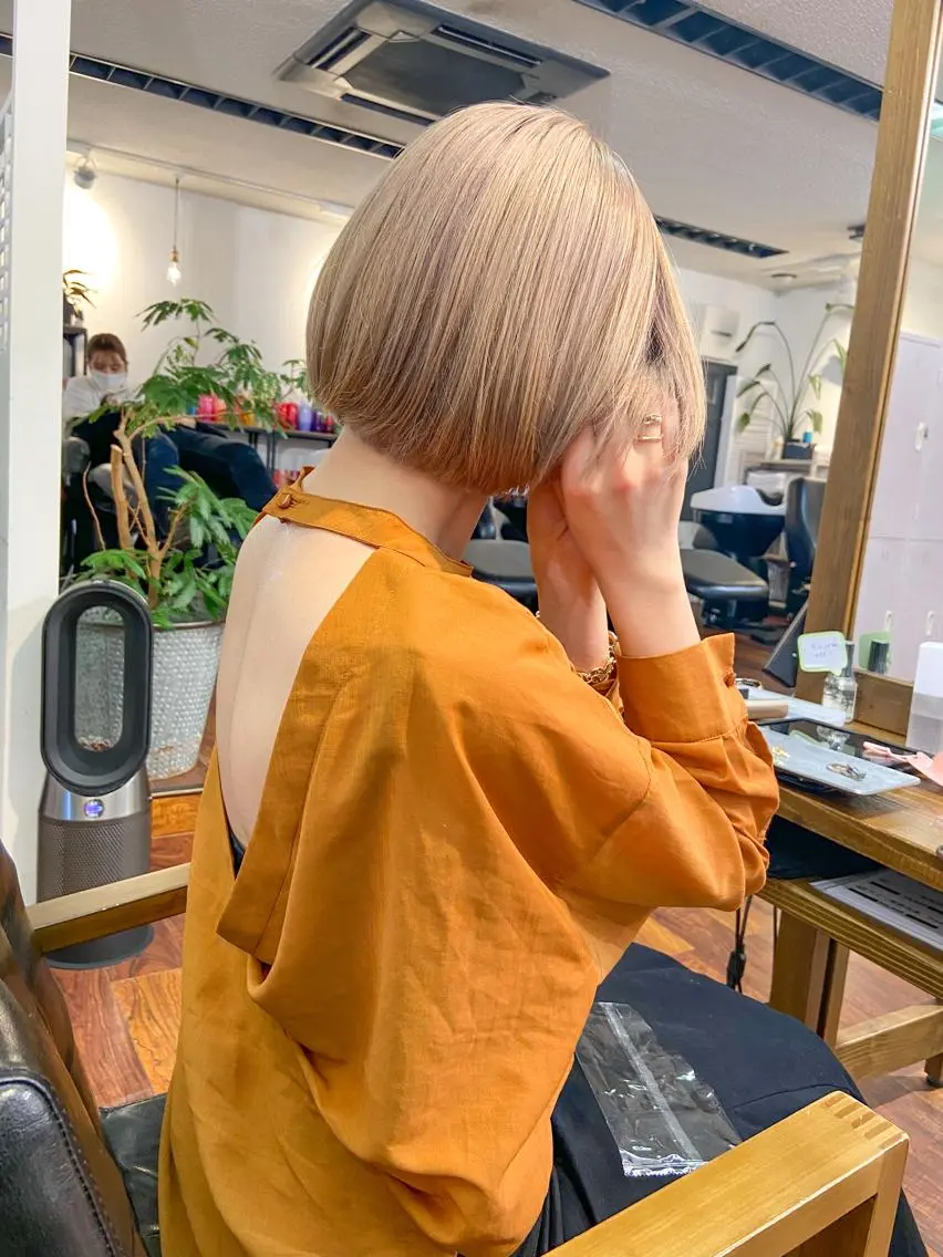 ミディアム カラー ベージュカラー ブリーチ ケアブリーチ ハイトーンカラー ハイトーンベージュ カット ヘアカラー トリートメント 岡本康平/ボブ/ブリ ーチ/酸性ストレートのヘアスタイル