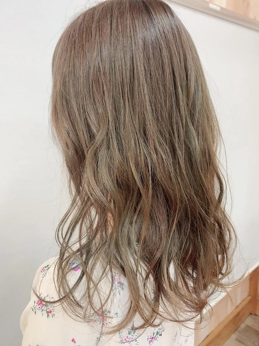 セミロング カラー 透明感カラー 有坂 里恵のヘアスタイル