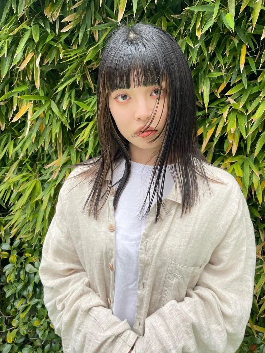 セミロング 顔まわりレイヤー デザインカットのヘアスタイル
