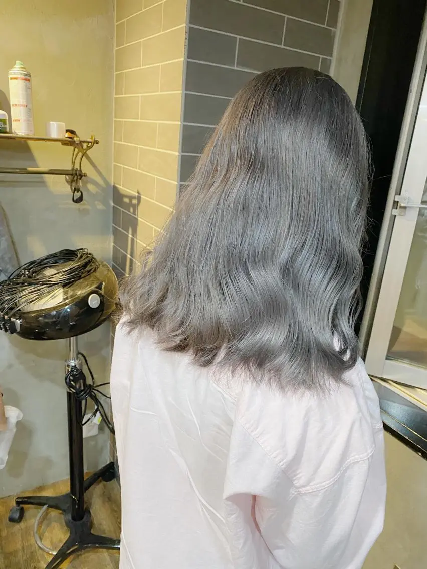 セミロング ヘアカラー yoriダブルカラー 代表すがわらのヘアスタイル