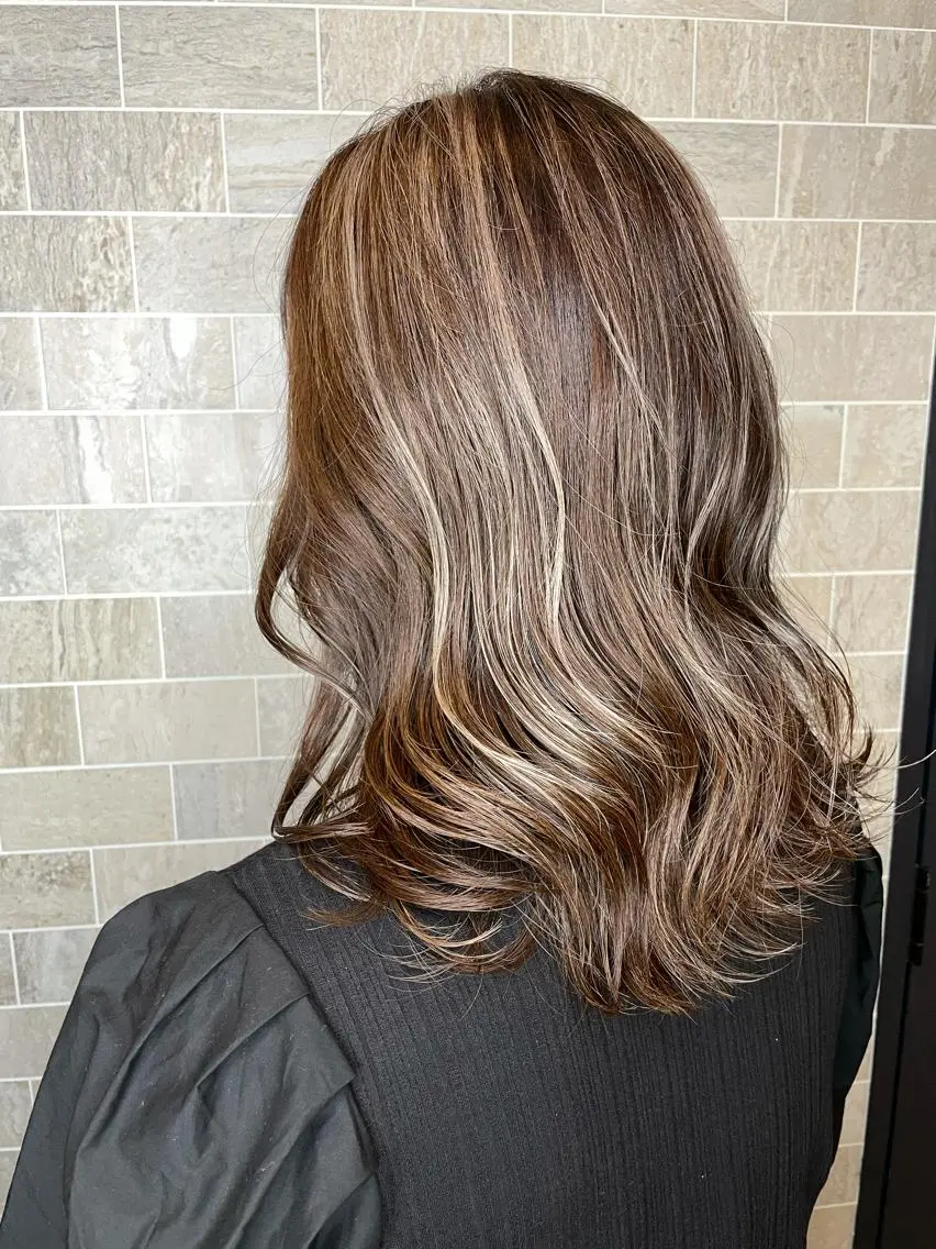 セミロング ヘアカラー ブリーチ毛矯正.髪質 改善.髪にドラマをのヘアスタイル