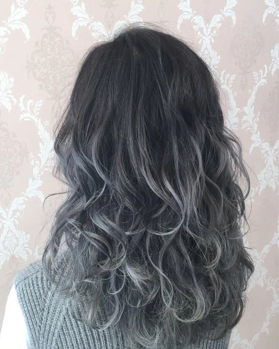 セミロング カラー ブリーチ グラデーションカラー シルバー 宍戸 海斗のヘアスタイル