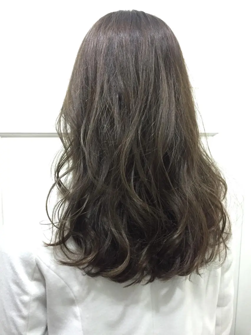 セミロング ロング カラー グレージュ ラベンダーカラー ラベンダーグレージュ ラベンダーグレー 若杉 諒のヘアスタイル