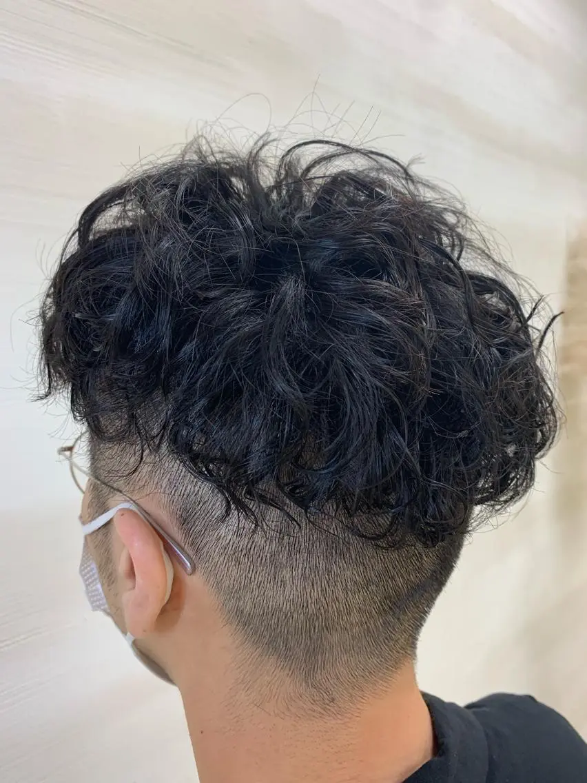 ショート パーマ メンズ 遊佐 瑞紀のヘアスタイル