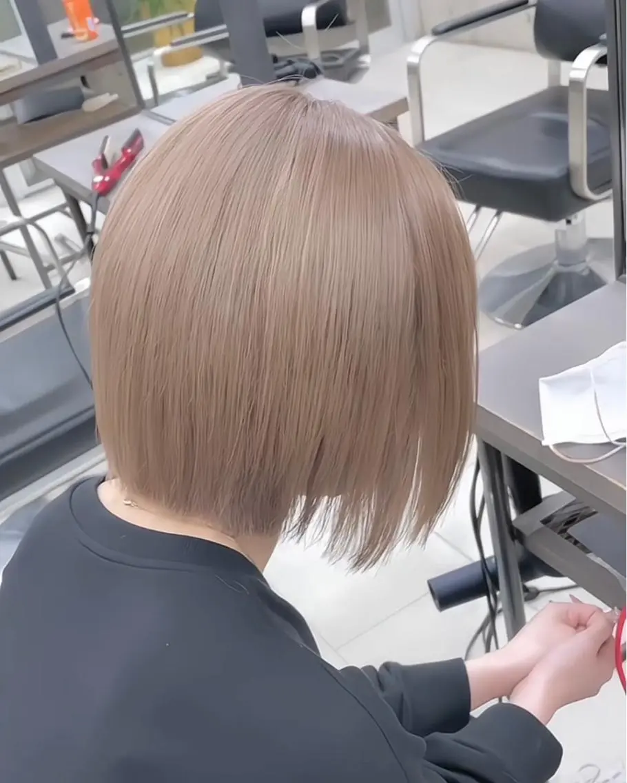 カラー ベージュカラー ミルクティーベージュ 艶髪／ハイトーン ブリーチ／髪質改善のヘアスタイル