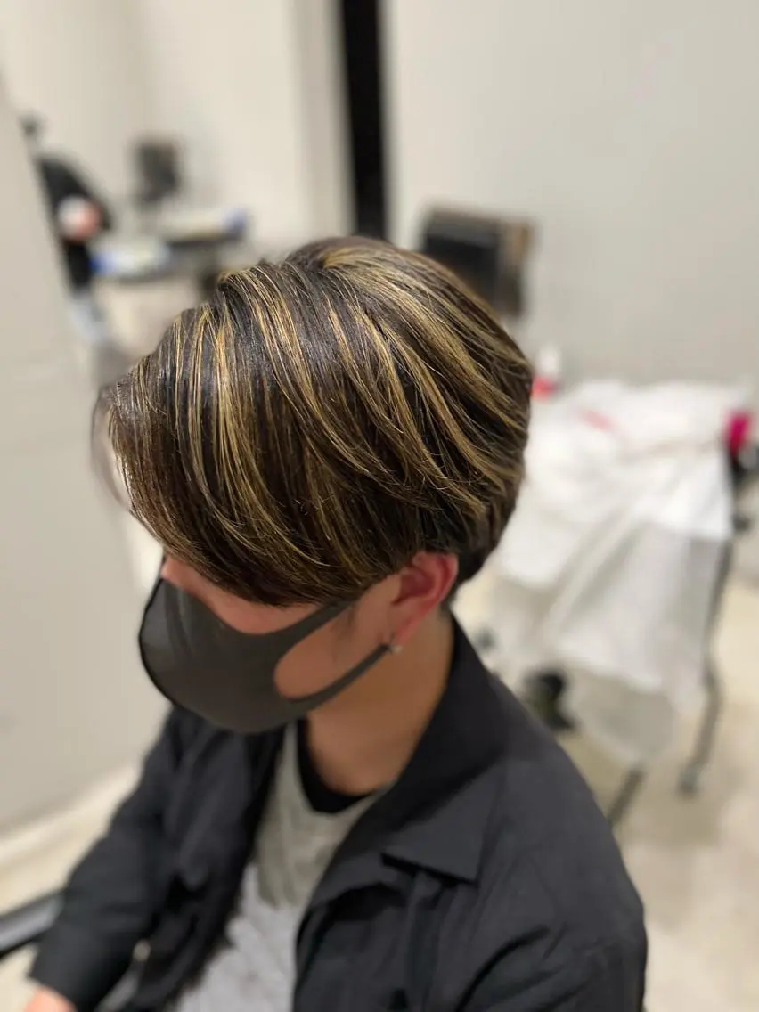 カラー メンズ メンズハイライト ハイライトカラー 24時間受付可🕒 艶髪のヘアスタイル
