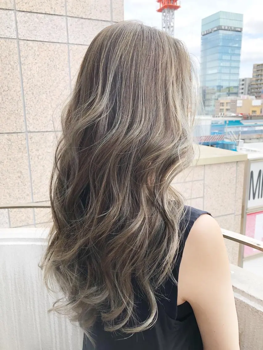 ロング ハイライト カラーアンドケアリタ kitamuuuのヘアスタイル