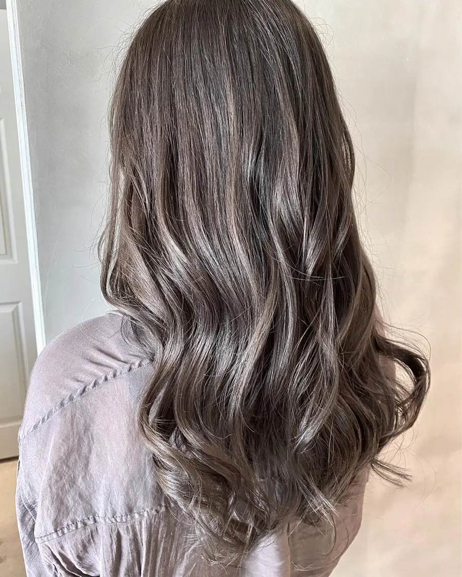 セミロング カラー ヘアアレンジ ネイル マツエク・マツパ 透明感カラー ハイライトカラー 外国人風カラー ハイライト 外ハネヘア カット ヘアカラー 夜23時まで予約🉑 reverieあきらのヘアスタイル