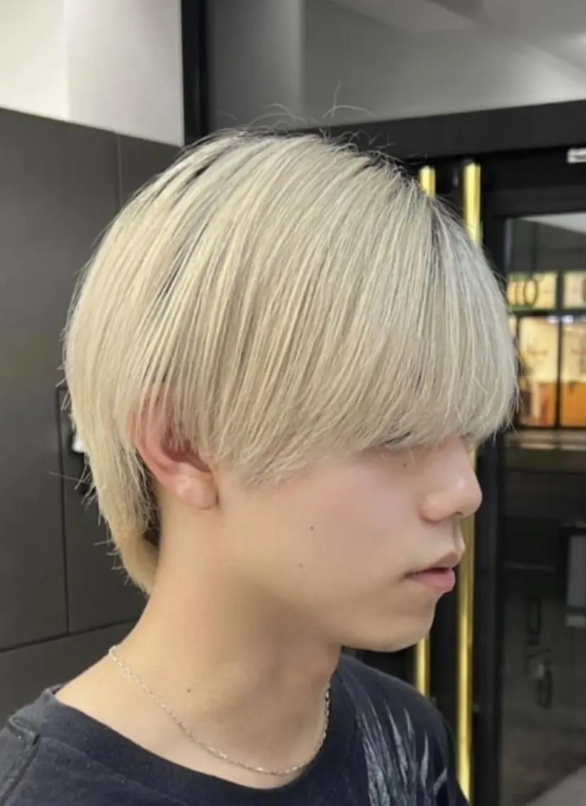 メンズ メンズブリーチ センターパート ダウンパーマ カルマパーマ メンズ韓国風 FOCUSJAPAN 烏丸のヘアスタイル