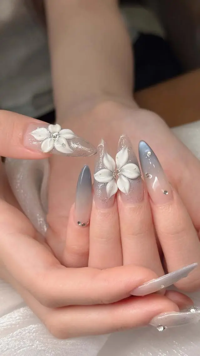 ネイル オーロラネイル ブルー チークネイル フットネイル フレンチネイル ハンドネイル NAILS168 池袋店のネイルデザイン