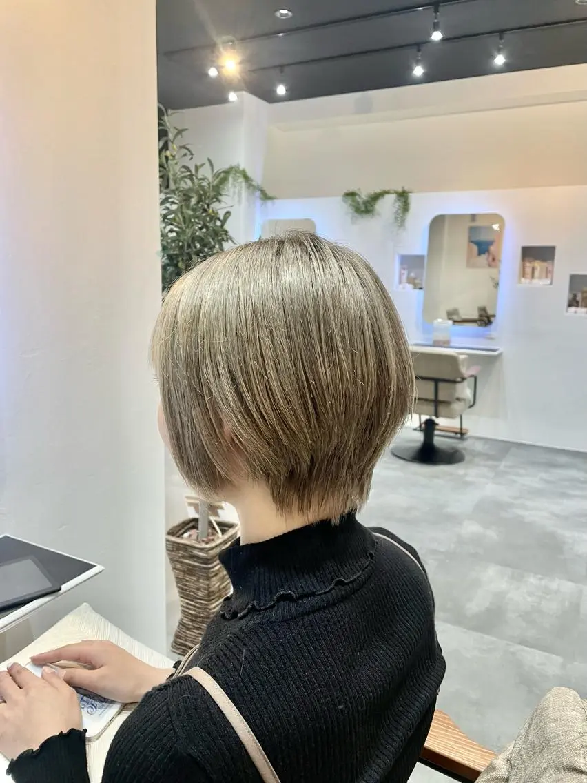 ショート カラー ベージュカラー グレージュ ハイトーンカラー ミルクティーベージュ ショートヘア 似合わせスタイル🪮 🌿まなべさとみ🌿のヘアスタイル