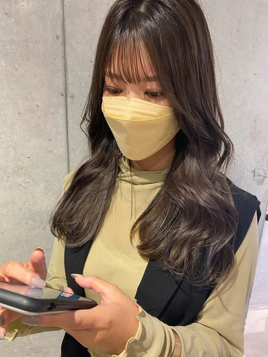 セミロング カラー グレージュ ミルクティーグレージュ くびれヘア シースルーバング 外国人対応 佐久間のヘアスタイル