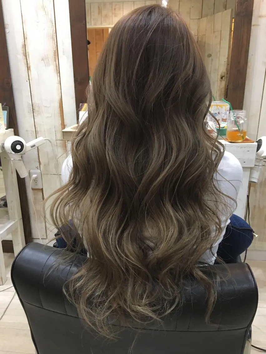 ロング ハイライト 鷺谷 玲奈のヘアスタイル