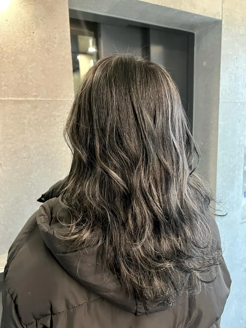セミロング カラー シールエクステ アディクシーカラー アッシュ バレイヤージュ ミストバング ヘアカラー 吉野 瑳桜のヘアスタイル