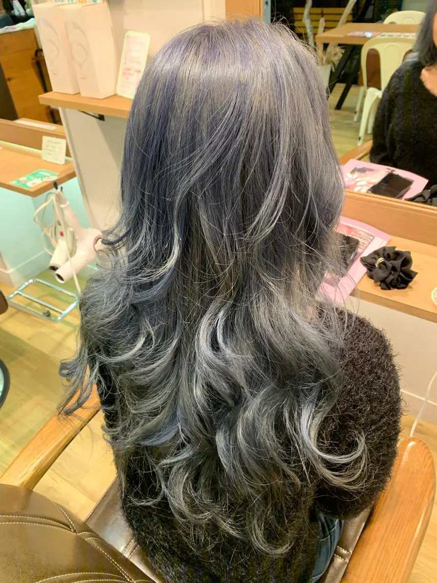 ロング カラー ブリーチ ブルーカラー ブルーグレー ツキダテ ユイのヘアスタイル