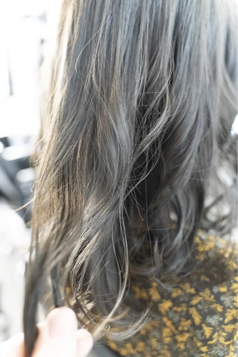 セミロング カラー アッシュ グレージュ カーキグレージュ オリーブアッシュ カット ヘアカラー トリートメント ブリーチなし透明感 タケザワミキのヘアスタイル