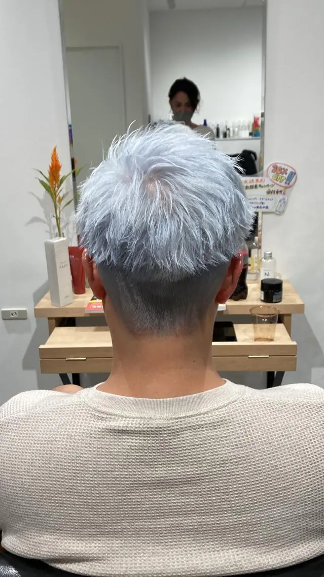 カラー メンズ シルバー ホワイトシルバー リベイルけんた モデル募集のヘアスタイル