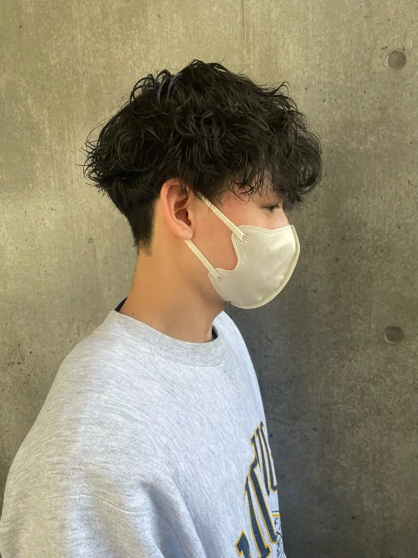 パーマ メンズ センターパート カルマパーマ メンズ韓国風 メンズパーマ メンズショート もりたみかこ 美容師お休み中のヘアスタイル