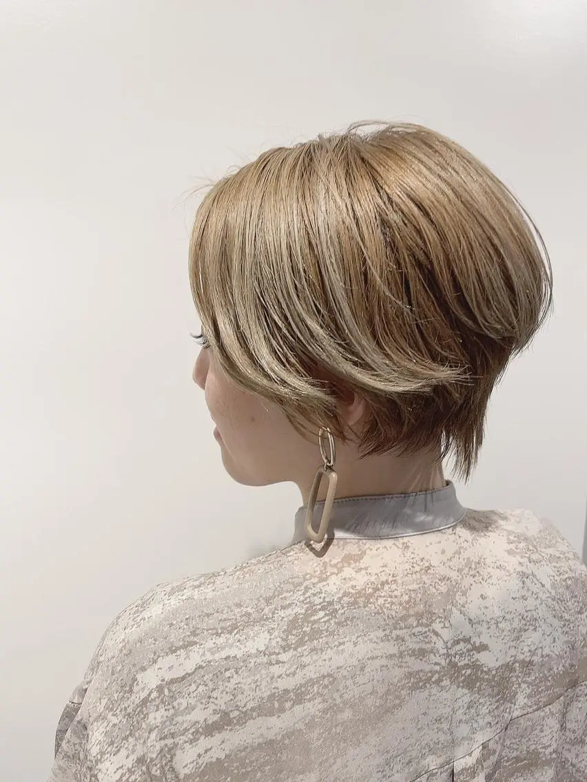 ショート カラー ベージュカラー ブリーチ ケアブリーチ ミルクティーベージュ ショートヘア 銀座◎ショートヘア kogaのヘアスタイル