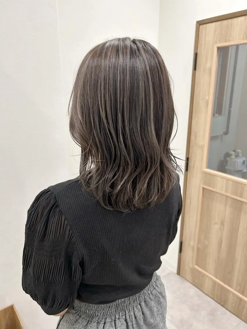 ミディアム カラー アッシュ アッシュグレー アッシュグレージュ バレイヤージュ ベージュカラー カット ヘアカラー ボブ/ハイトーン 福生Radix 下田のヘアスタイル