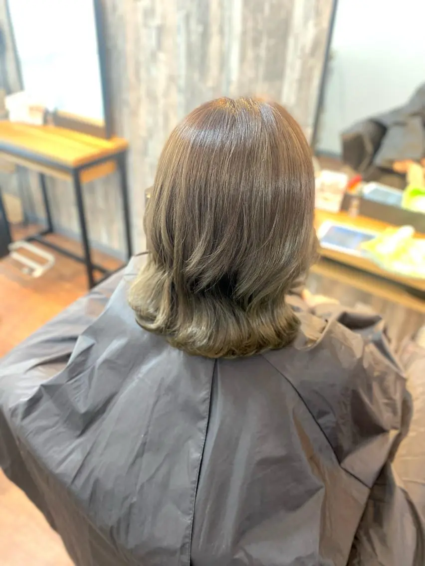 ミディアム カラー ベージュカラー オリーブベージュ カット ヘアカラー Luzir⭐︎ GEN⭐︎のヘアスタイル