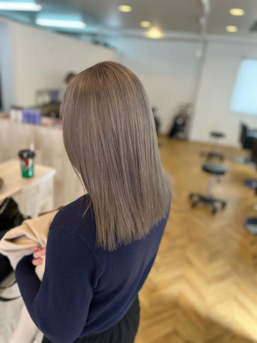 ミディアム カラー グレージュ カット ヘアカラー トリートメント ブリーチ特化 梅田本多翔のヘアスタイル