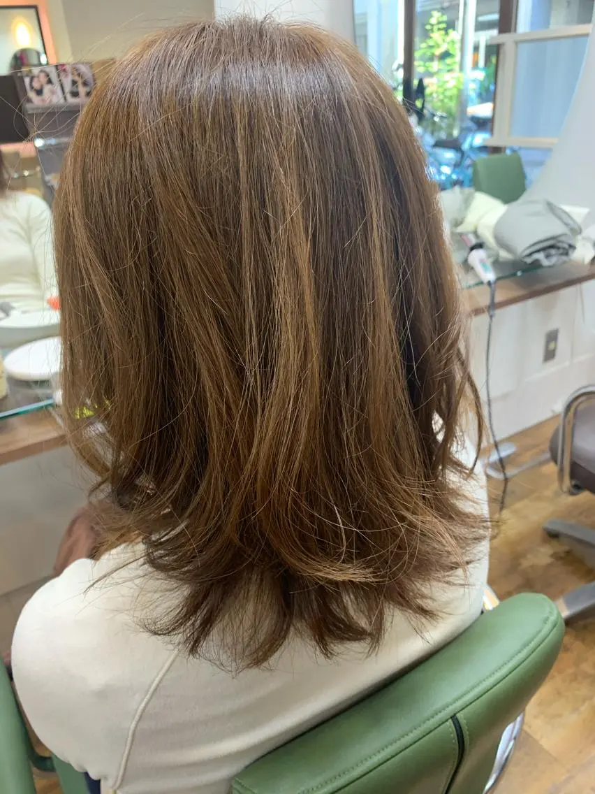 ミディアム ハイライト ヘアカラー トリートメント yoshimi .のヘアスタイル