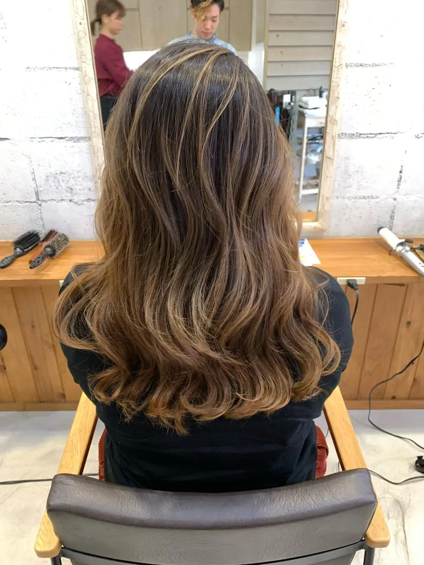 ロング レイヤーカット カット ヘアカラー くわやま まさきのヘアスタイル