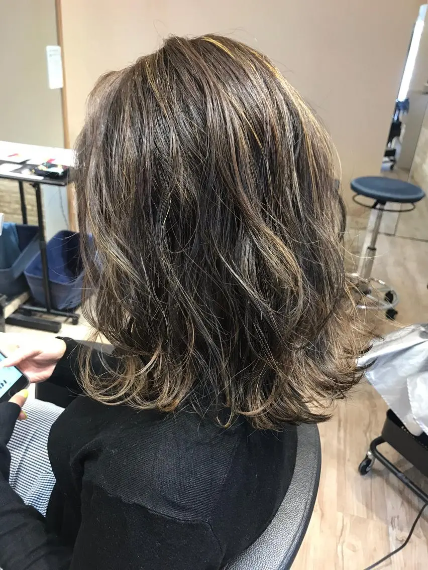 ミディアム カラー ハイライトカラー ハイライト ヘアカラー 大久保 隆蔵のヘアスタイル