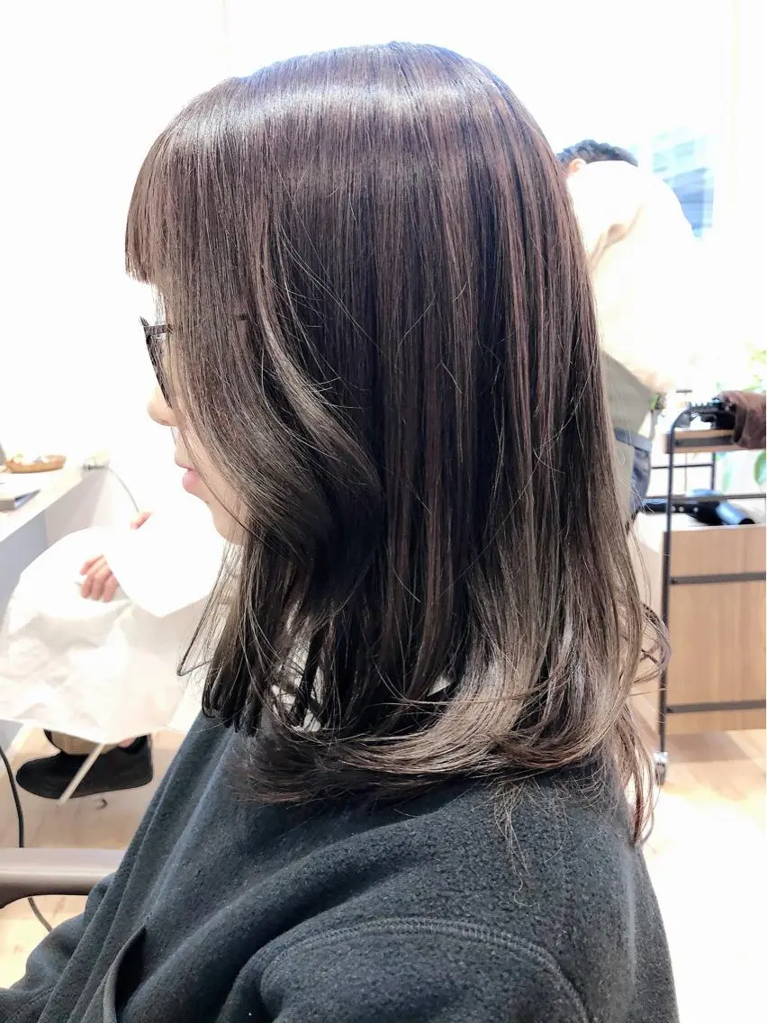 セミロング 白髪ぼかしハイライト 💫ミネ ヒロシのヘアスタイル