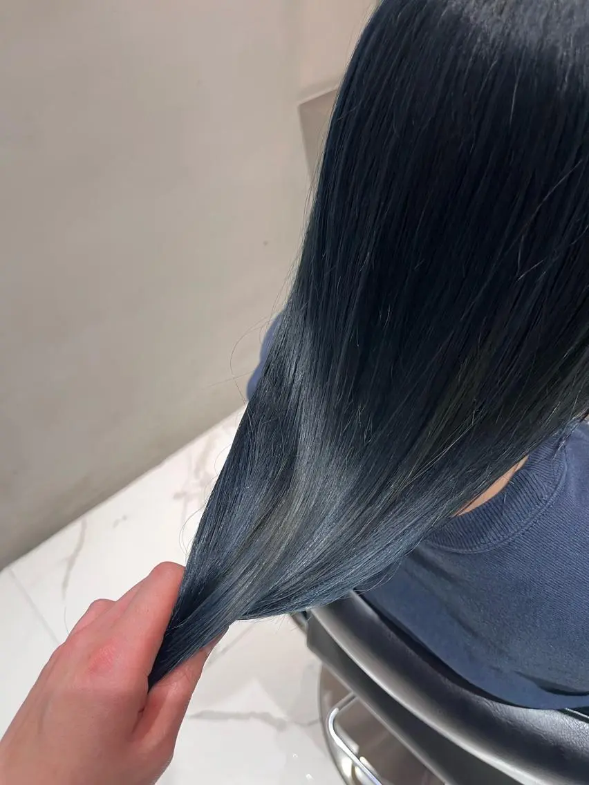 ロング カラー 黒髪 ブルーカラー ブルーブラック ネイビーカラー カジュアルを女っぽく 𝗮𝘆𝗮𝗰𝗼のヘアスタイル