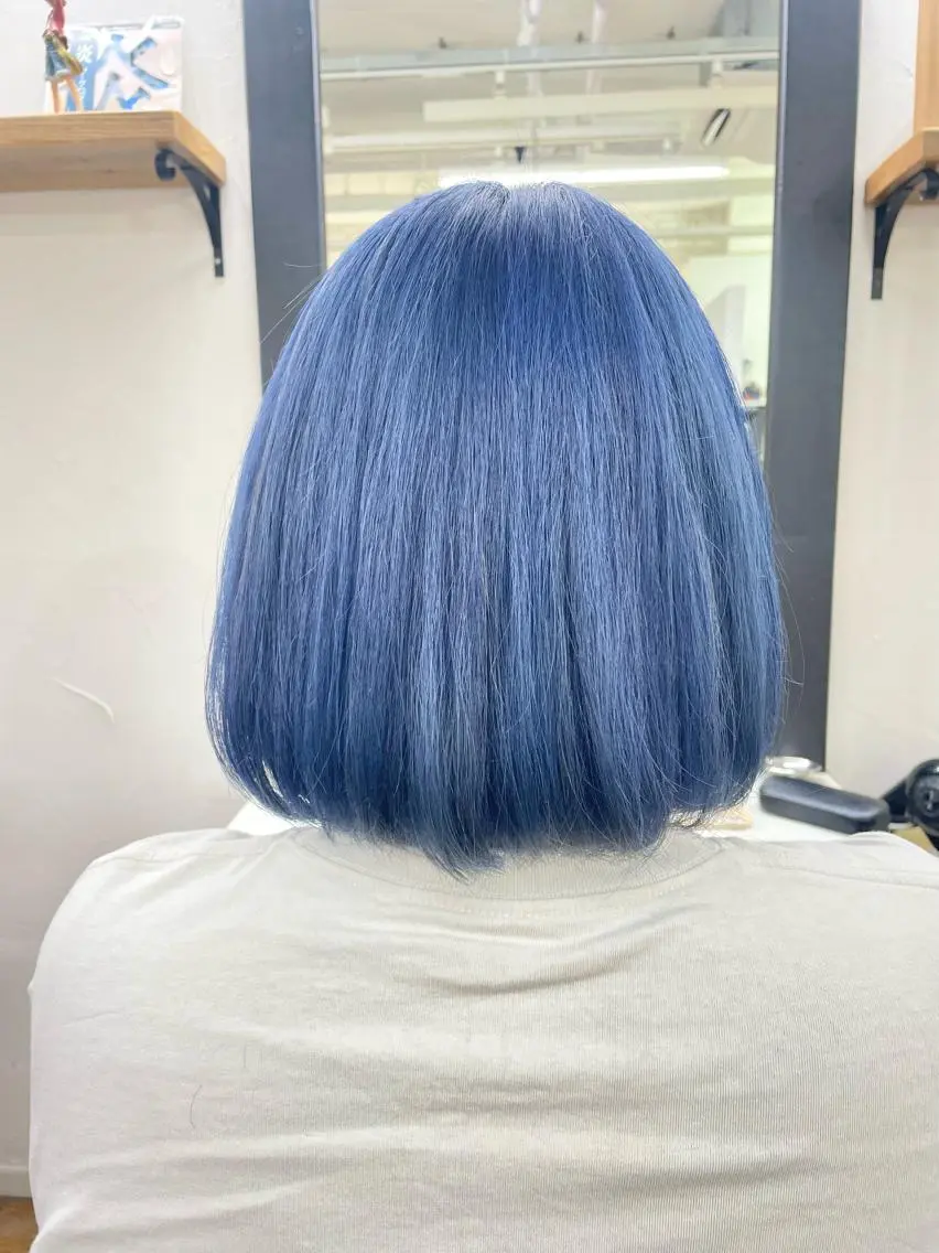 ショート カラー ブリーチ ブルーカラー 青木 優歩のヘアスタイル