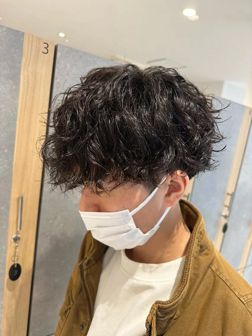 ミディアム パーマ メンズ ミディアムパーマ フェードカット メンズパーマ ツイストスパイラルパーマ 波巻きパーマ 💈メンズ特化 美容師サキ💈のヘアスタイル