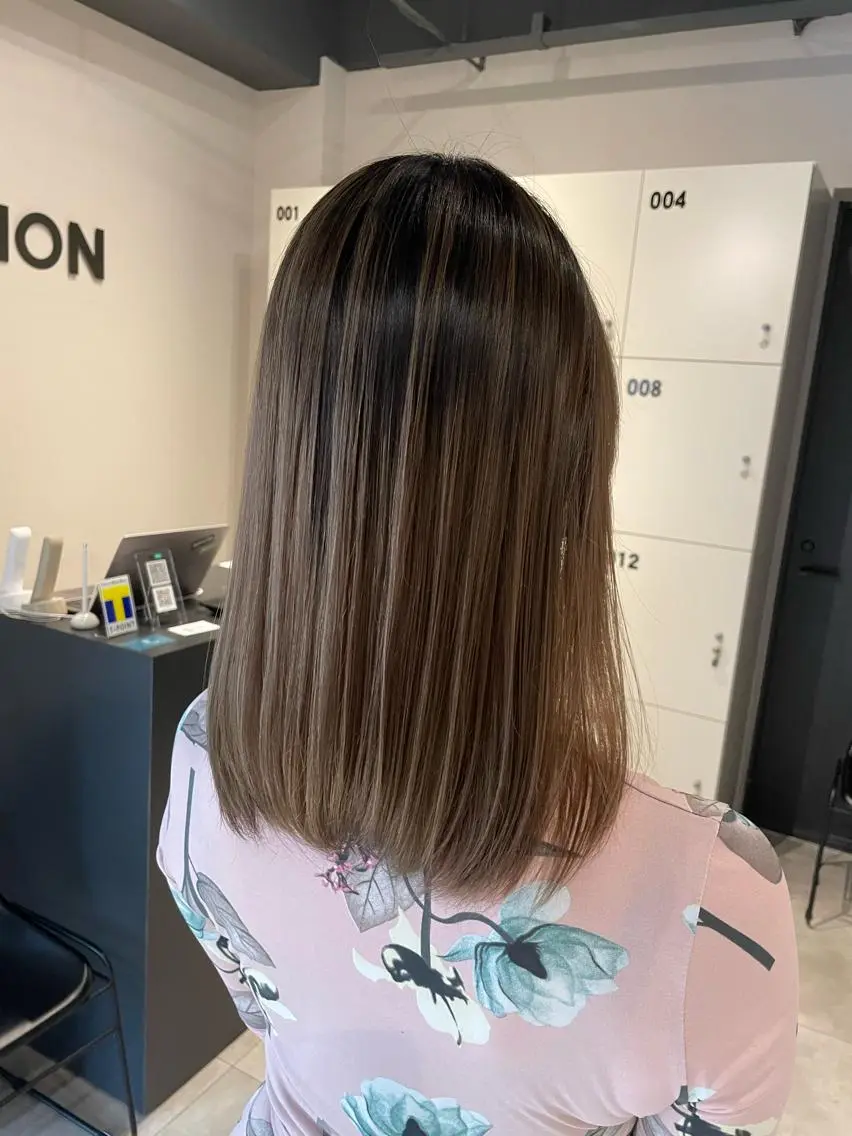 ミディアム カラー バレイヤージュ レイヤーカット ブリーチ👩🦳/ ✂︎MANAMIのヘアスタイル