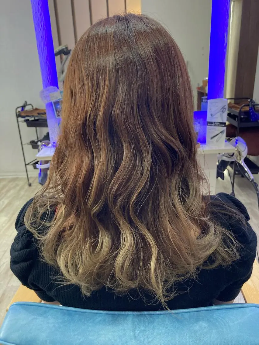 セミロング カラー ブリーチ ブリーチなしカラー 大谷 亜依のヘアスタイル