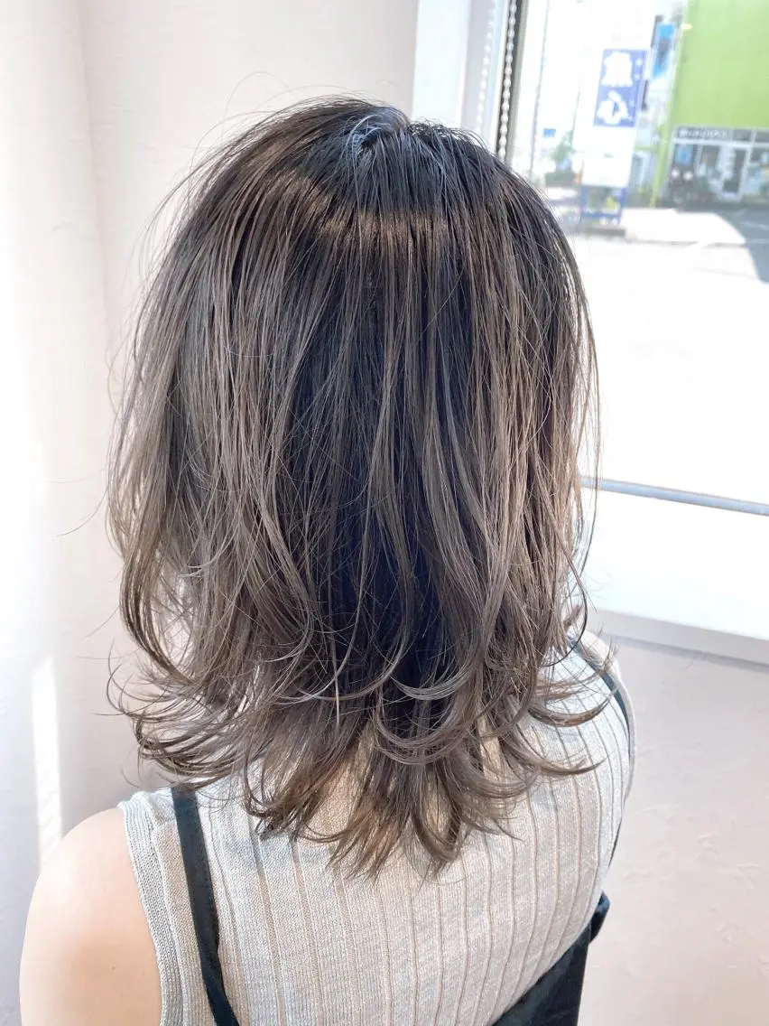 ミディアム カラー バレイヤージュ ブリーチ シルバー レイヤーカット 川合 勇気のヘアスタイル