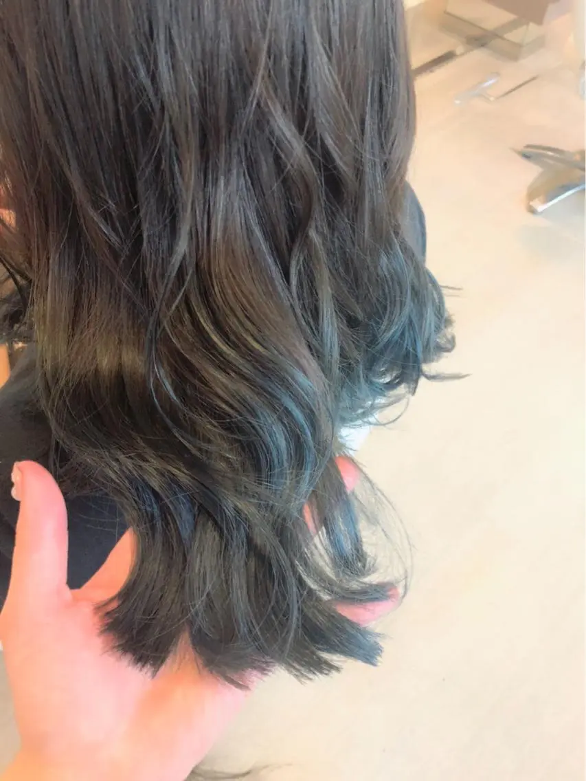 セミロング アッシュ ハイライト ヘアカラー トリートメント 松佐 ゆかりのヘアスタイル