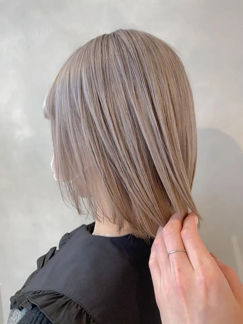 ショート カラー ベージュカラー ブリーチ ケアブリーチ ペールベージュ 🦋レイヤーカット ミドリカワ🦋のヘアスタイル