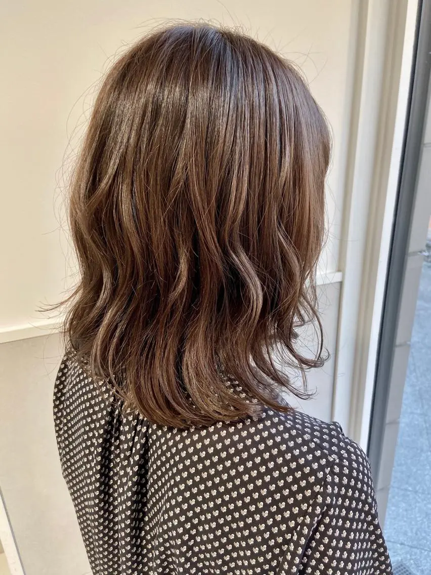 ミディアム カラー アッシュ ベージュカラー パープルカラー パープルアッシュ カット ヘアカラー 小栗 麻衣のヘアスタイル