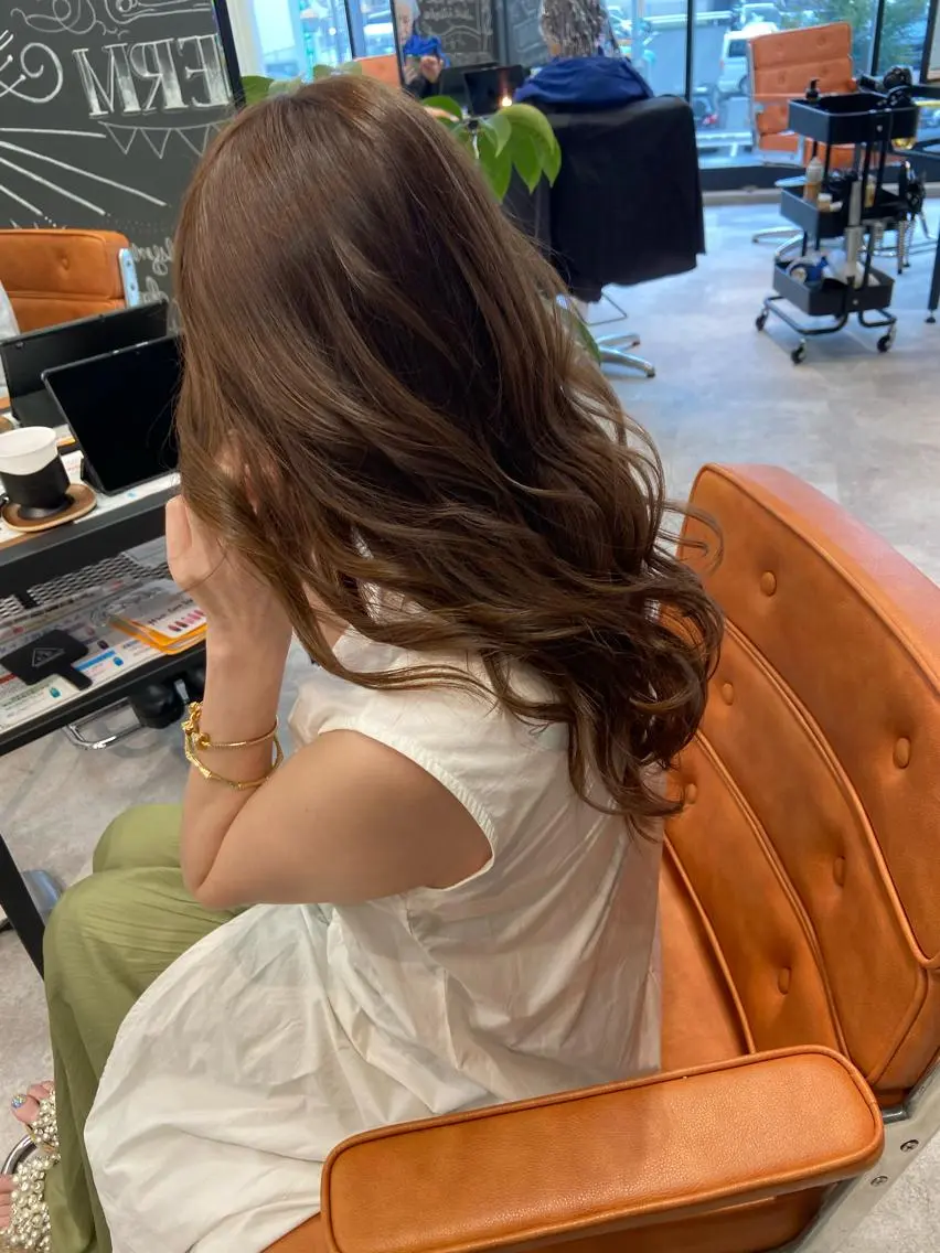 ミディアム カラー ブリーチ ブラウンカラー ミルクティーブラウン ブリーチなしカラー カット ヘアカラー トリートメント ウルフカット レイヤーカット上柿のヘアスタイル