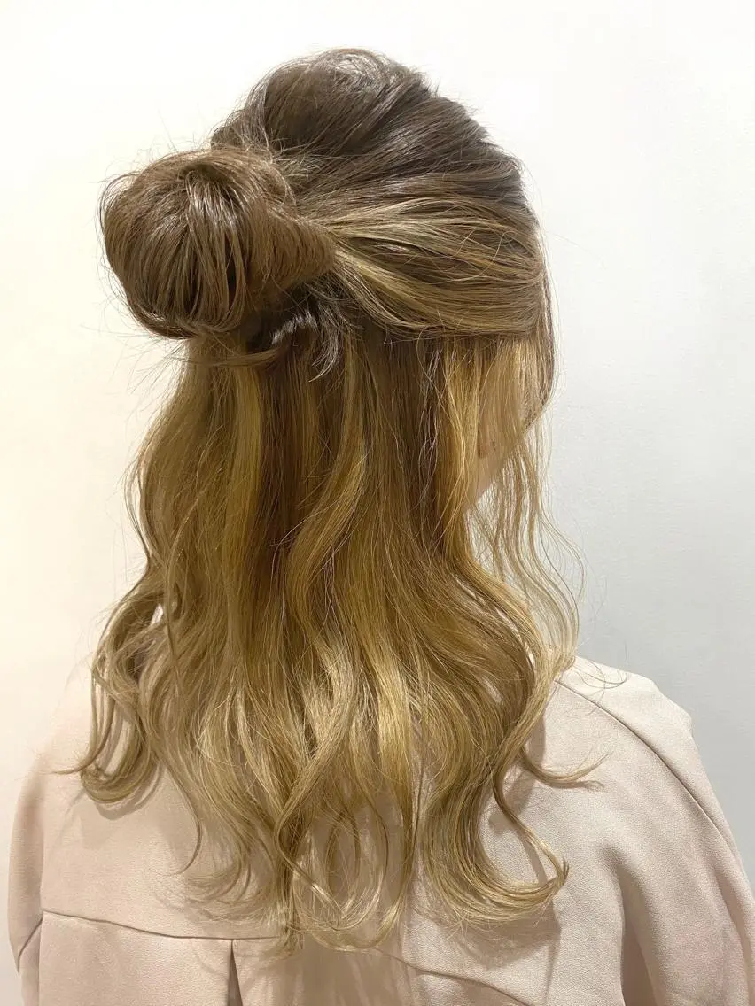 セミロング ヘアアレンジ デート 予約 停止のヘアスタイル