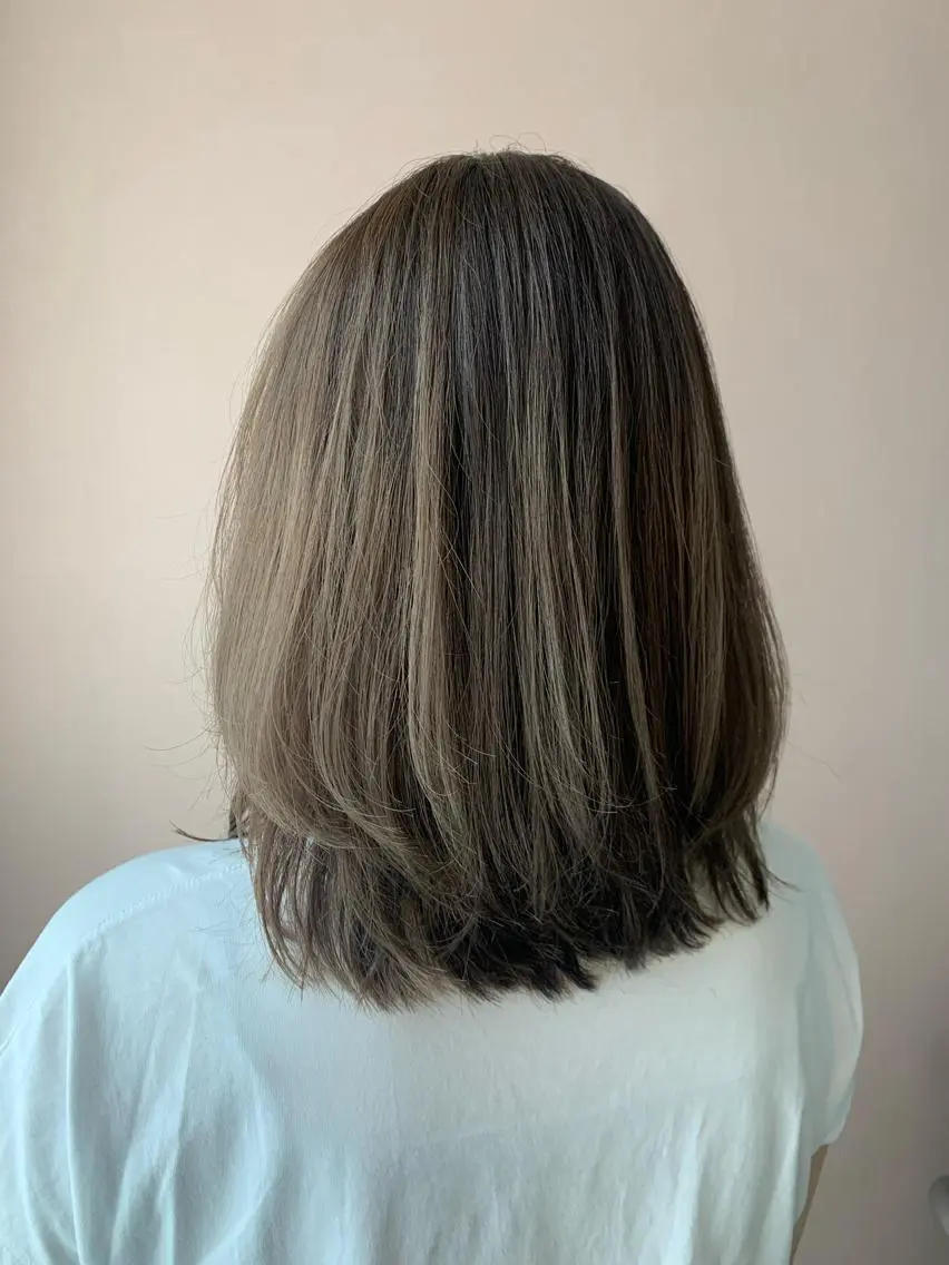 ミディアム カラー ベージュカラー ブリーチ グラデーションカラー シルバー シルバーベージュ hubhair レイヤー/透明感のヘアスタイル