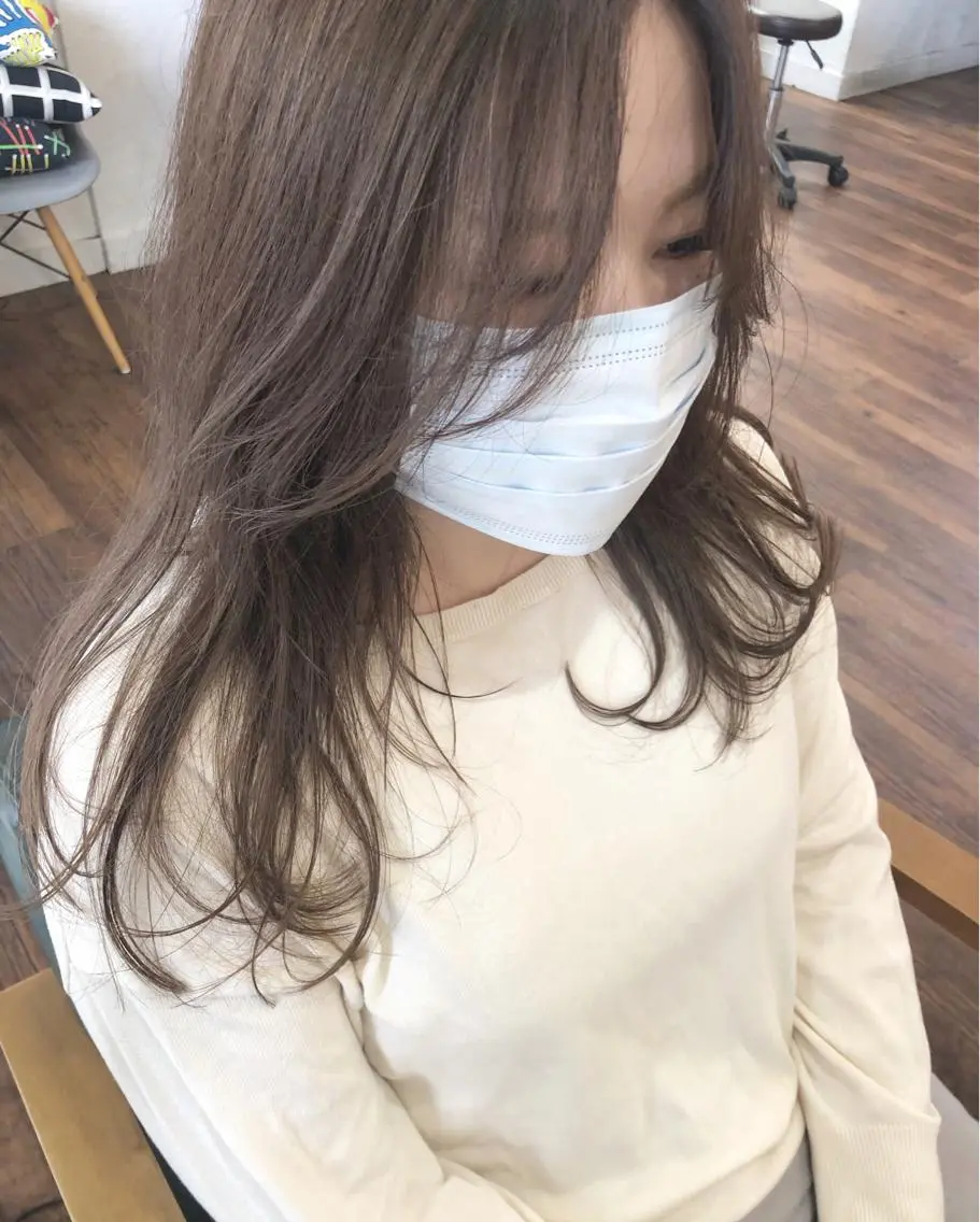 ロング カラー グレージュ ラベンダーカラー ラベンダーグレージュ ラベンダーグレー レイヤーカット 江原 彩華のヘアスタイル