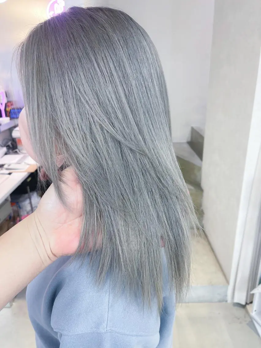 ミディアム カラー ブリーチ エドルカラー グレージュ イルミナカラー カーキグレージュ ヘアカラー BOX mico.のヘアスタイル