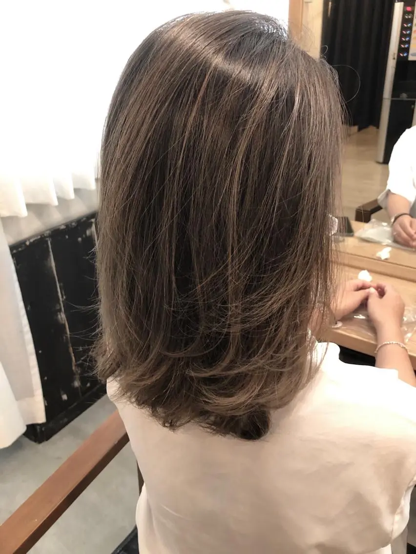 ミディアム カラー バレイヤージュ ブリーチ レイヤーカット 美髪矯正 🌈髪質改善 山下のヘアスタイル