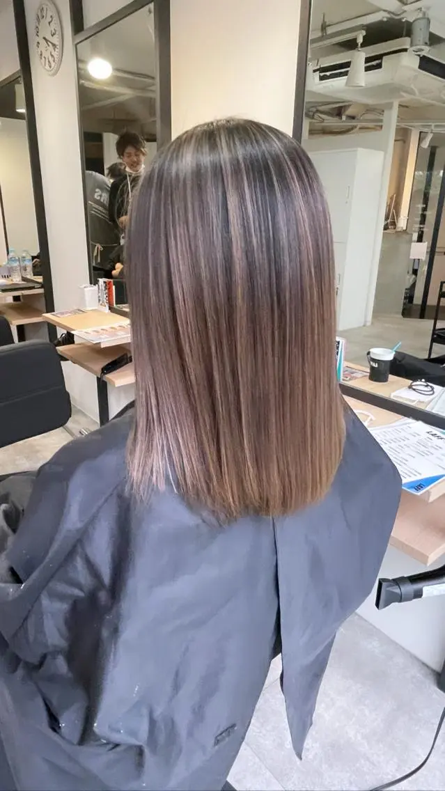 ミディアム カラー バレイヤージュ レイヤーカット ヘアカラー トリートメント ヘアセット 難波ブリーチカラー 伊藤洋輝のヘアスタイル