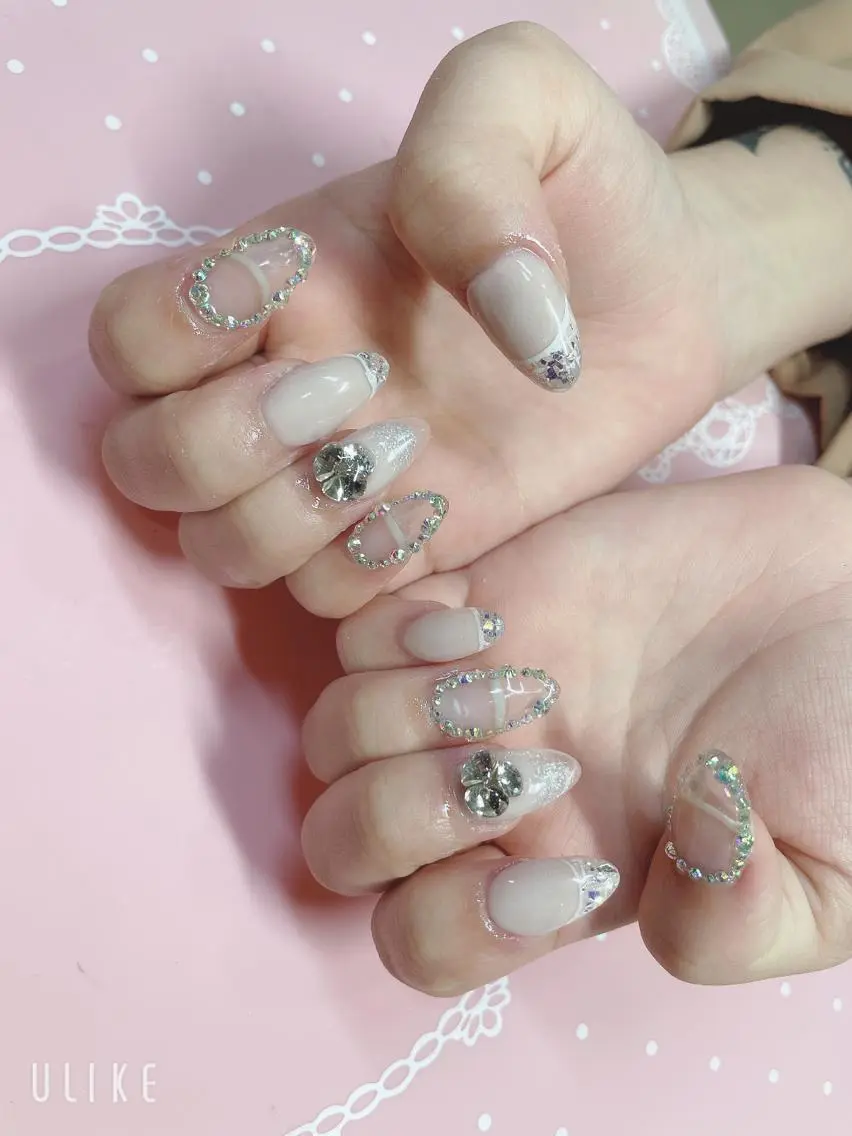 ミディアム ネイル フレンチネイル ストーンネイル ハンドネイル 《LB》ラブリエ Nail&eyeのマツエク・マツパデザイン